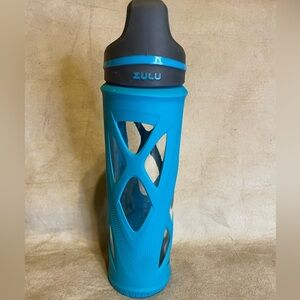 Zulu Aqua Blue Glass Water Bottle with Twist-on Handle Lid 20 oz.